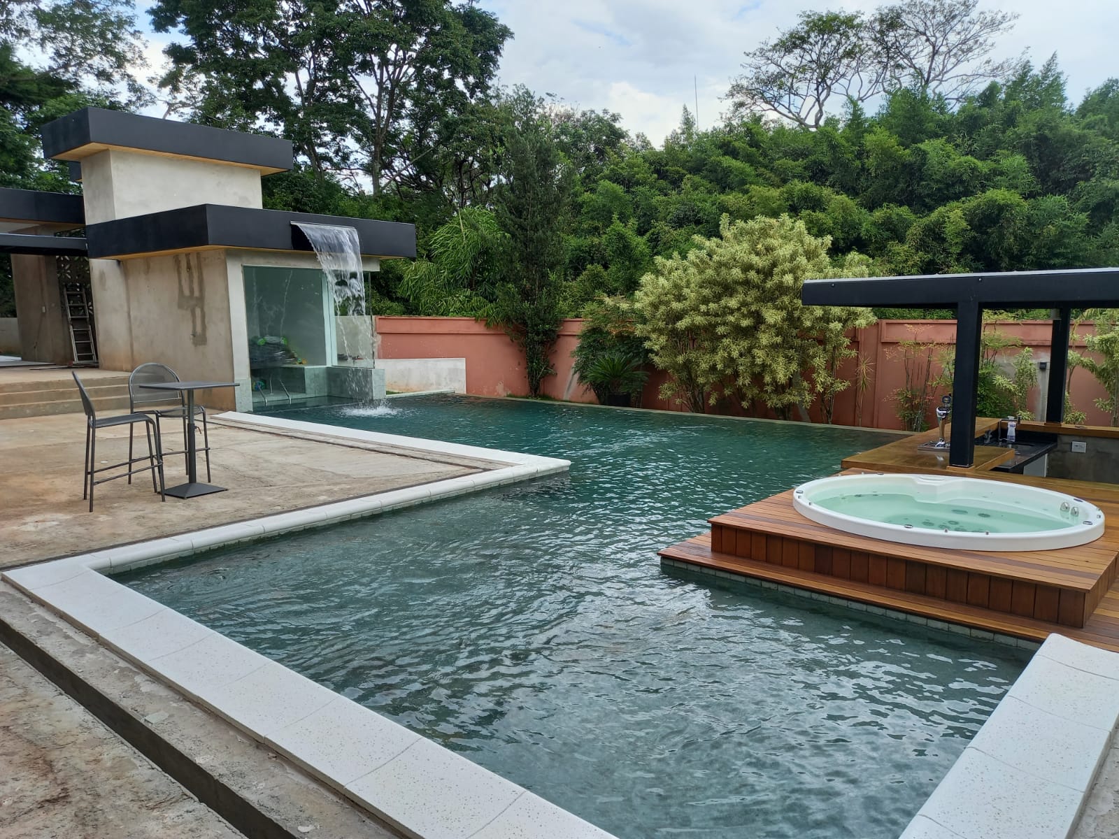 Spa e piscina com cascata